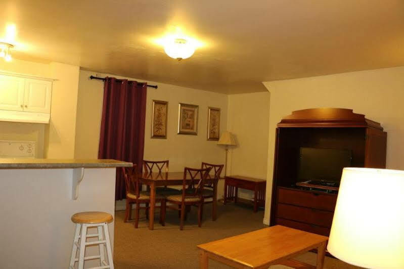 Midtown Motel & Suites Moncton Bagian luar foto